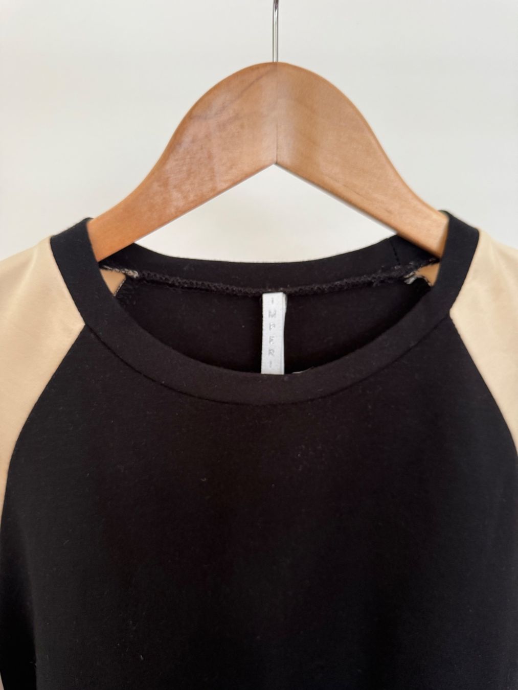 T-shirt: Schwarzes Sweatshirt mit cremefarbigen Ärmeln, Gr. S – Usato da Kriens venduto da MeinKleiderschrank 2