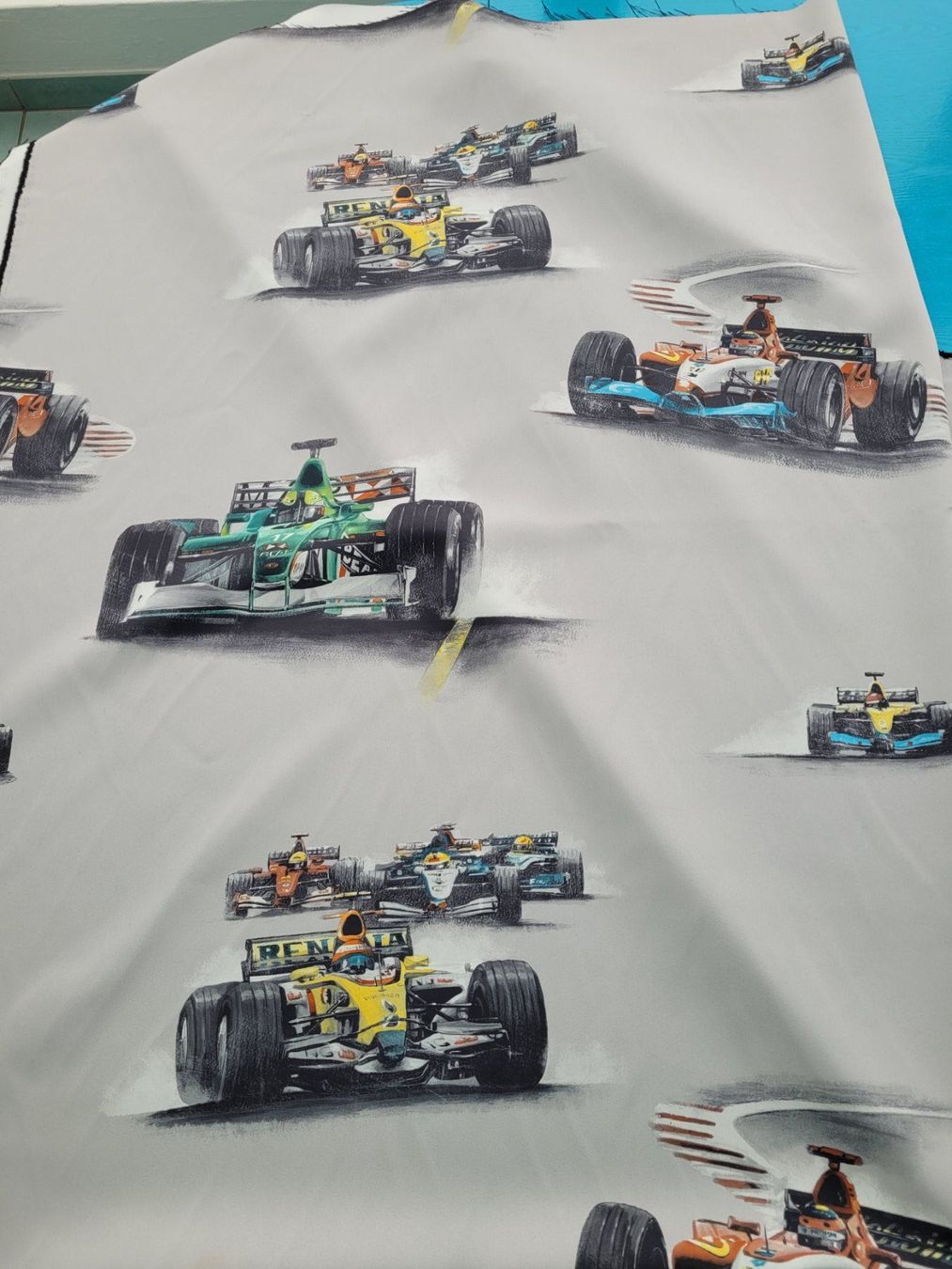 Tessuti: Formel 1 Rennautos Stoff 1.48m x 2m – Nuovo e nell'imballaggio originale da SCHÜBELBACH venduto da CoKaHa