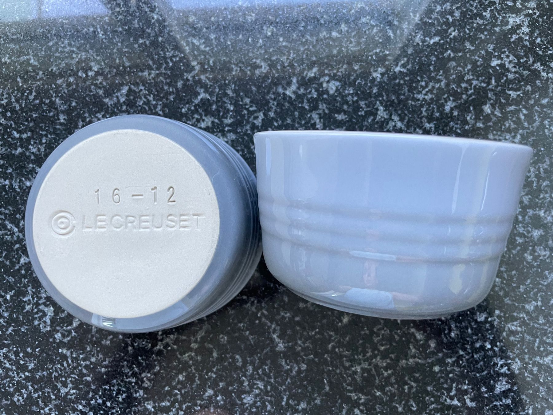 Le Creuset Moules à gâteaux: Le Creuset Töpfchen Set, hellgrau, Fabrikneu – Neuf avec emballage d'origine à Winterthur par seamaster1