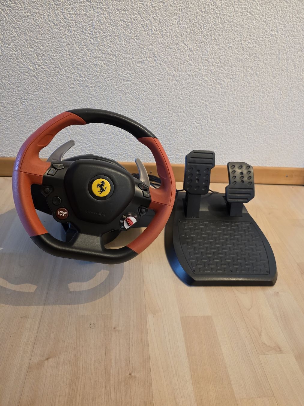 Thrustmaster Controller: Thrustmaster Ferrari Force Lenkrad Xbox / PC – Neu (gemäss Beschreibung) aus Bibern SO von SV3NSATii0N3LL