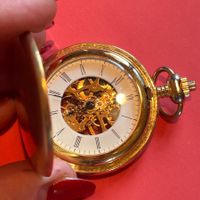 Goldene Taschenuhr (mech) läuft (transp. Uhrwerk)