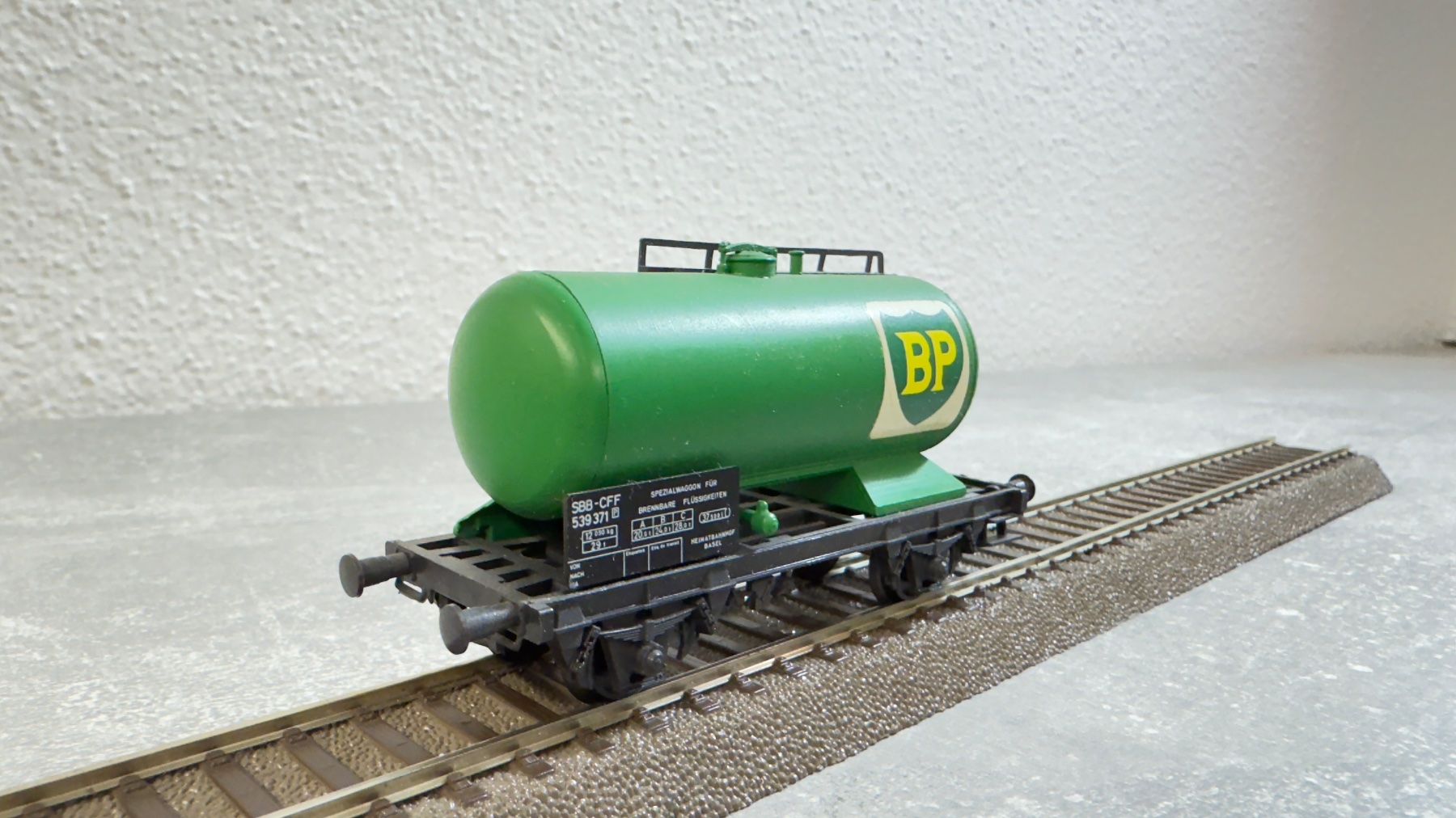 Liliput Modellini di ferrovie: Liliput Kesselwagen BP H0 / DC – Usato da Windlach venduto da Kelebra