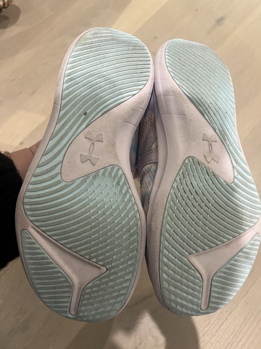 Under Armour Schuhe für Mädchen: Under Armour Schuhe 35 – Neu (gemäss Beschreibung) aus Wallisellen von Nataschab0 1