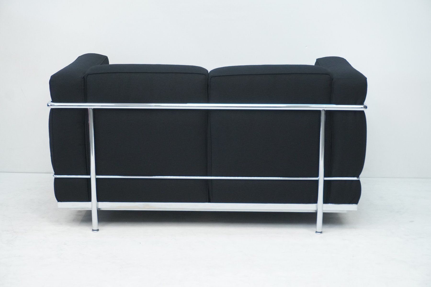Cassina Sofas: Cassina LC2 2er Sofa Le Corbusier Stoff schwarz – Gebraucht aus Bad Zurzach von QLASSIQ 1