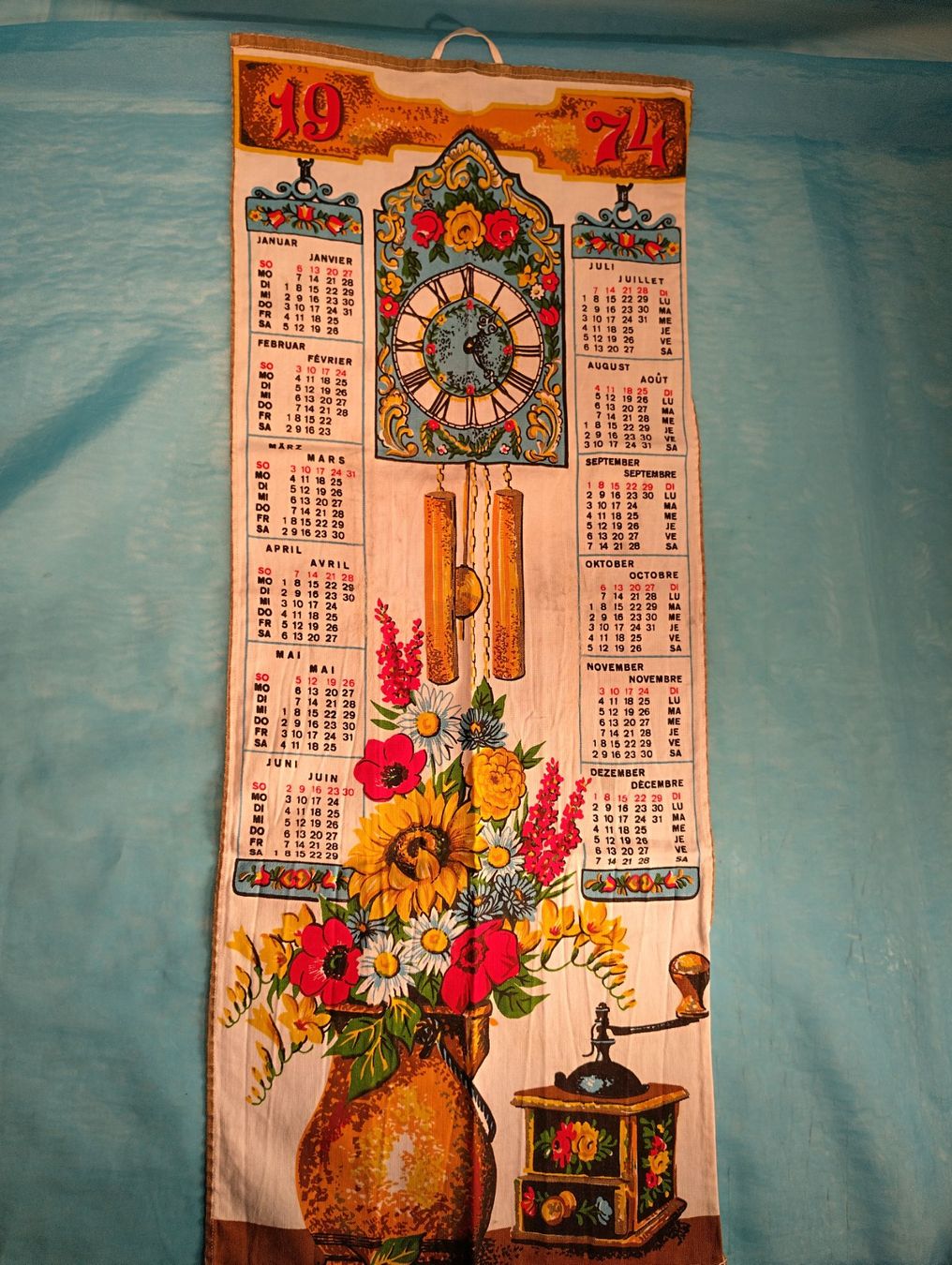 Calendari: Stoffkalender 1974, Uhr und Blumen – Usato da Bellach venduto da JingleCherry