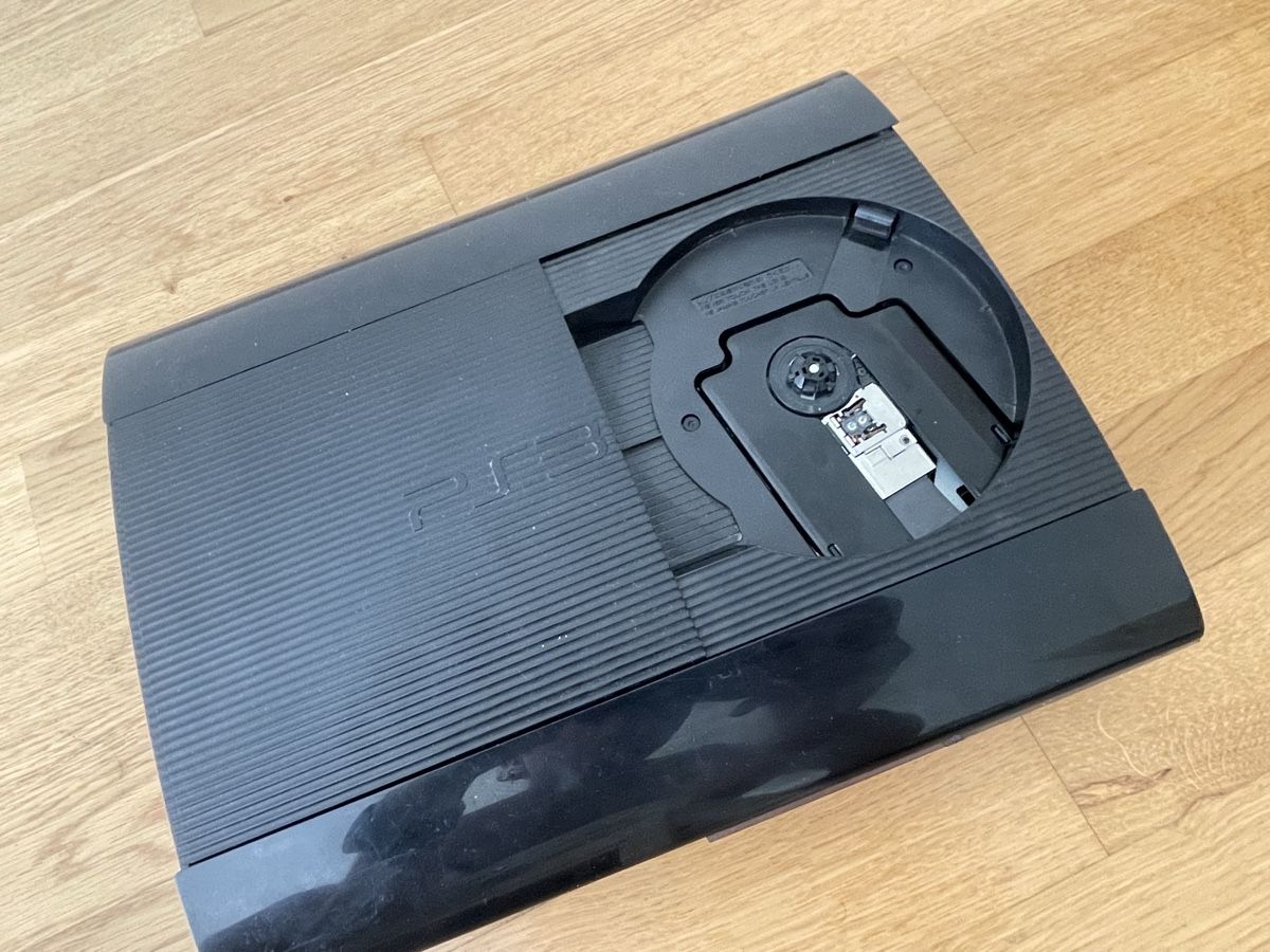 Sony Console: Sony PlayStation 3 Super Slim Console  - 2 Controllers – Difettoso da Basel venduto da joao_almeida32 1