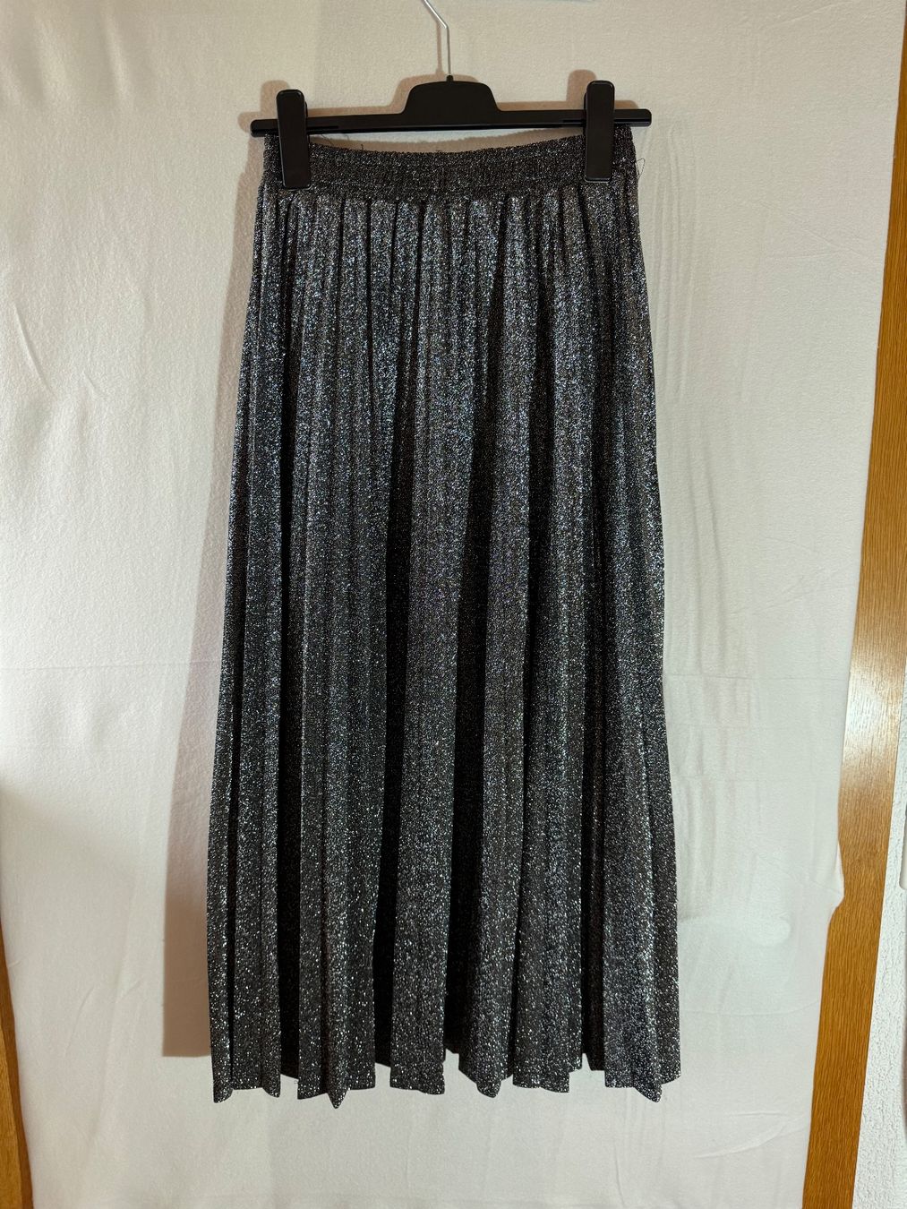 Guess Röcke: Glitzernder schwingender Rock von Guess Gr. 36 – Gebraucht aus Grosswangen von second_hand_dress