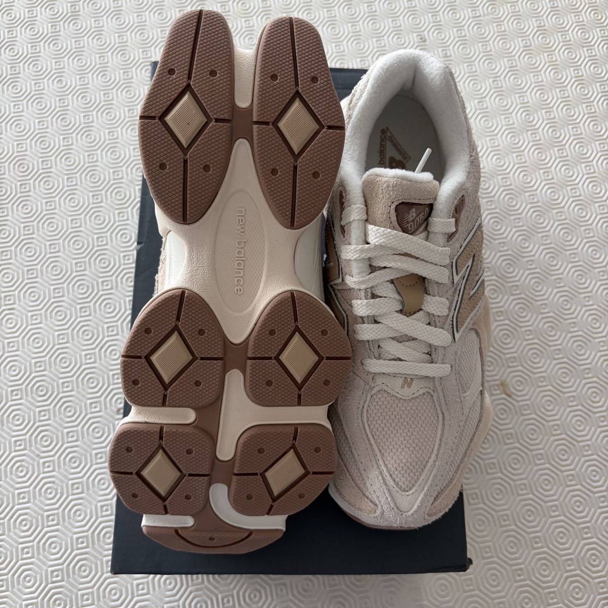 New Balance Chaussures hommes:  New Balance 9060 Bisque- Taille 38 – Neuf avec emballage d'origine à Onex par Chooseyoursneaks 4