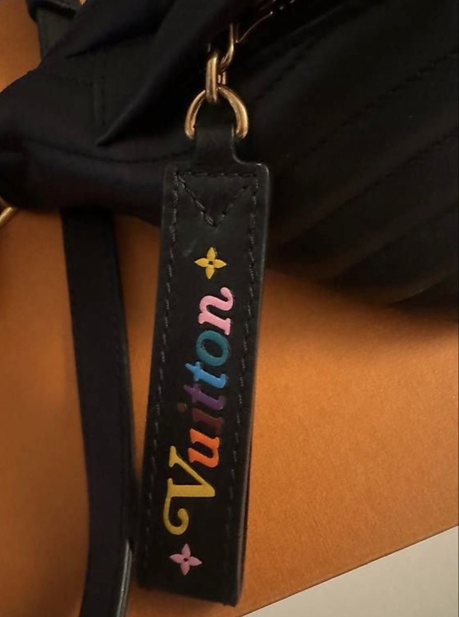 Louis Vuitton Taschen: Louis Vuitton Bumbag New Wave in schwarz – Gebraucht aus Männedorf von Jessiey 2