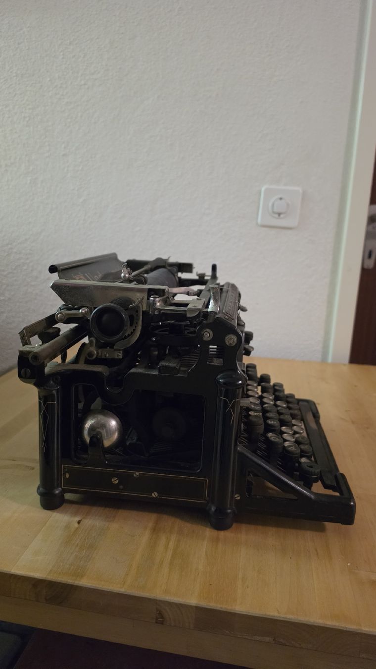 Underwood Schreibmaschinen: Antike Schreibmaschine "UNDERWOOD" – Gebraucht aus Rheinfelden von Ragg 1