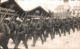 Soldaten auf dem Marsch.