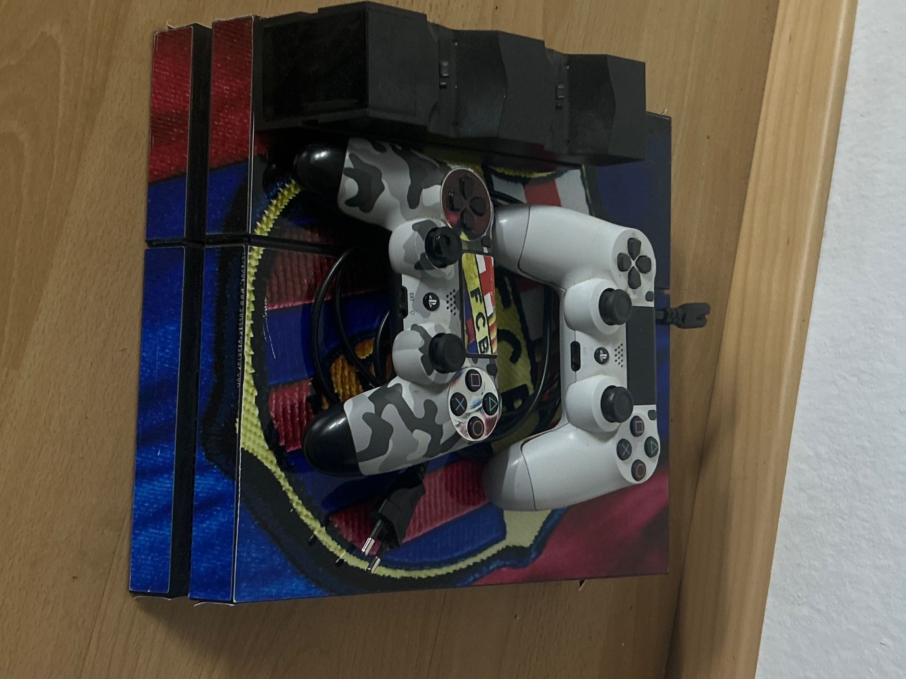 Sony Konsolen: Ps4 mit lade station und 2 kaputten Controller – Gebraucht aus Luterbach von pra_xvb2