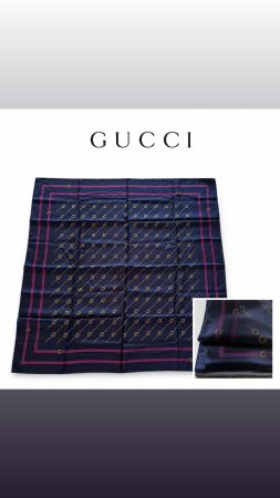 Foulard Gucci bleu marine avec motif GG occasion
