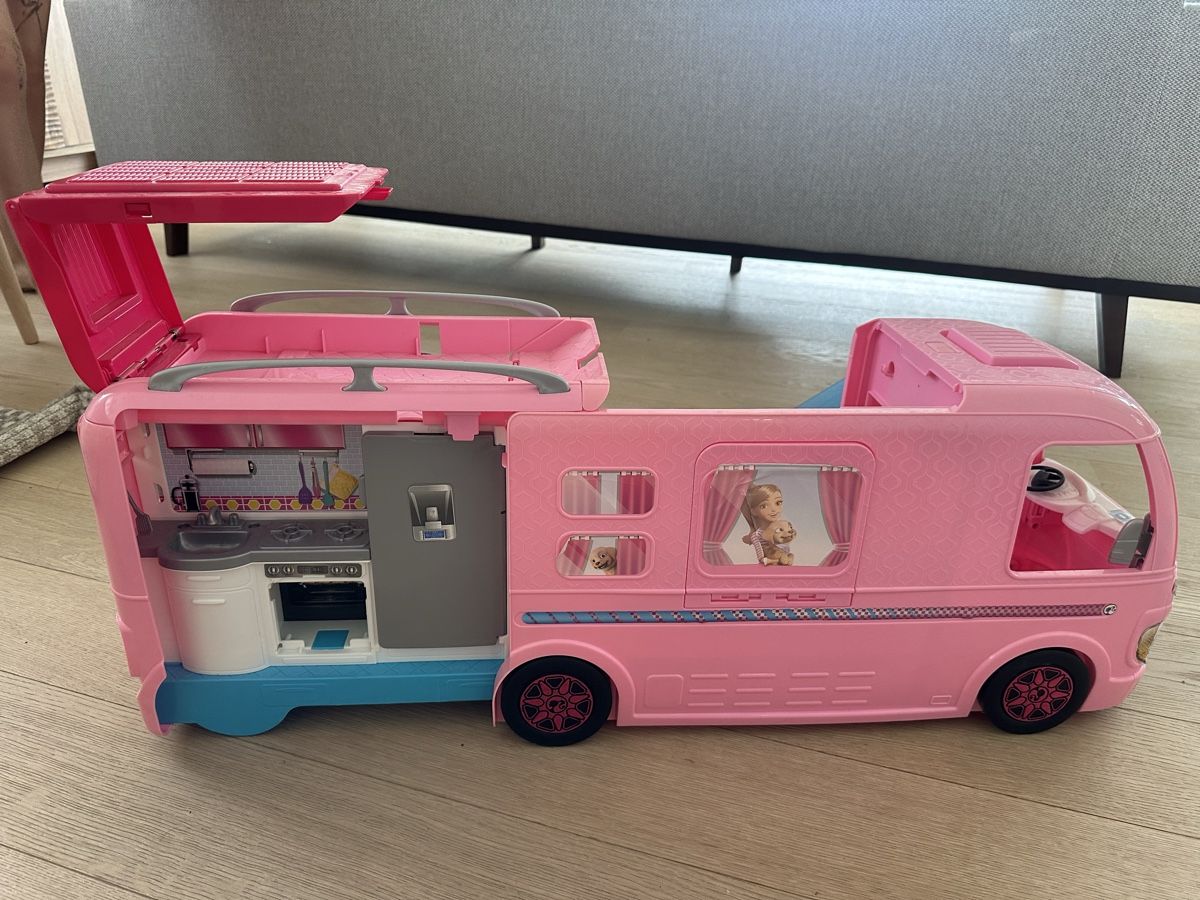 Spielzeuge: Pink Barbie Campervan (mit Barbie) – Gebraucht aus Wettingen von  5