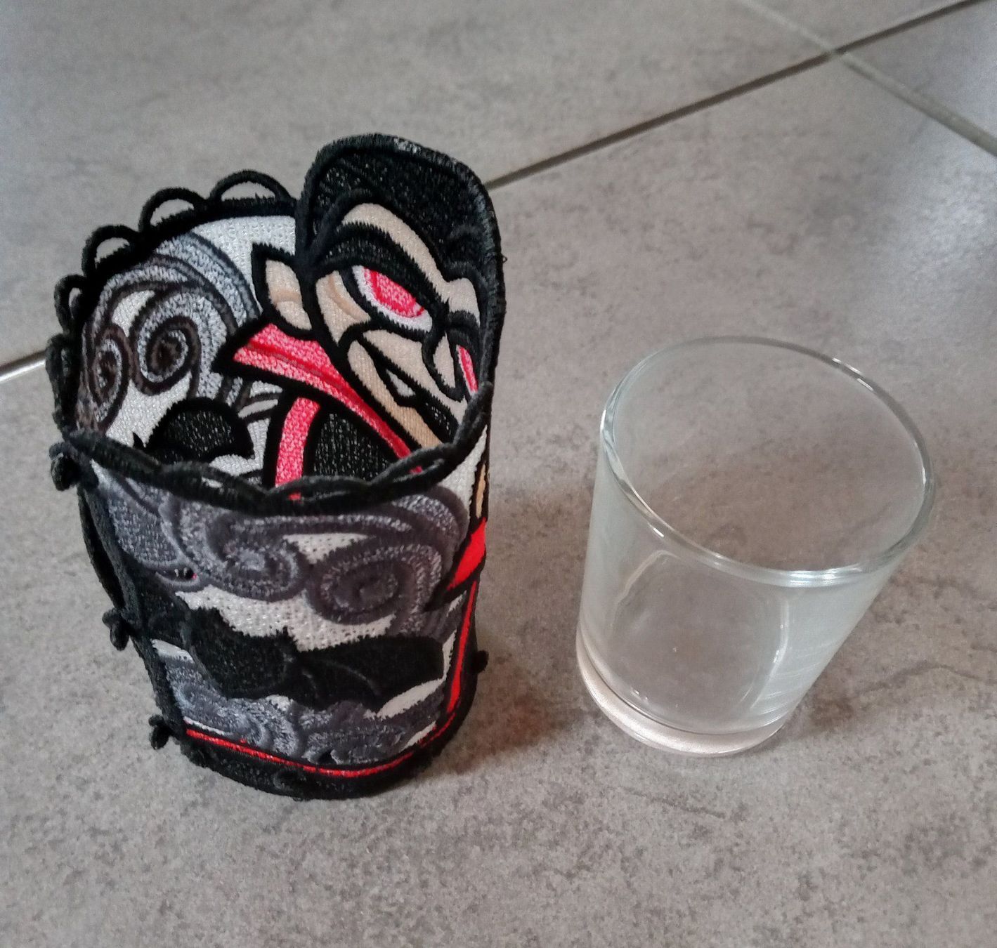 Kerzenständer: Windlicht gestickt, mit Glas, Halloween "Dracula" – Neu und originalverpackt aus Brienz BE von stora 1