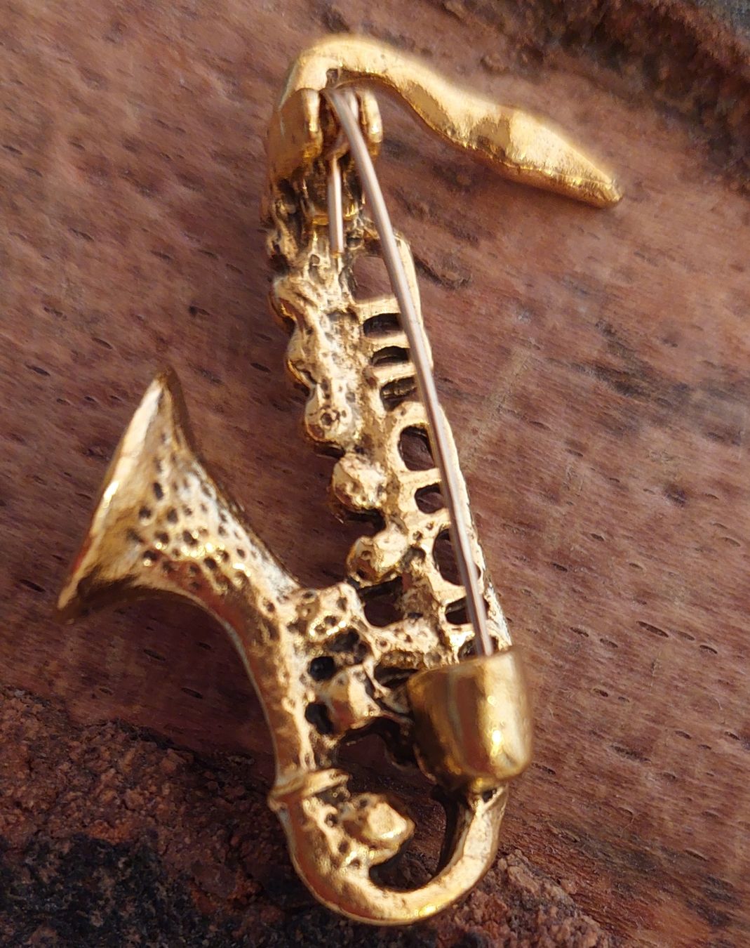 Spille & Fermagli: Goldfarbene Jazz Saxophon Brosche mit Strass – Nuovo (secondo la descrizione) da Oberwil BL venduto da Hunajakakku 6