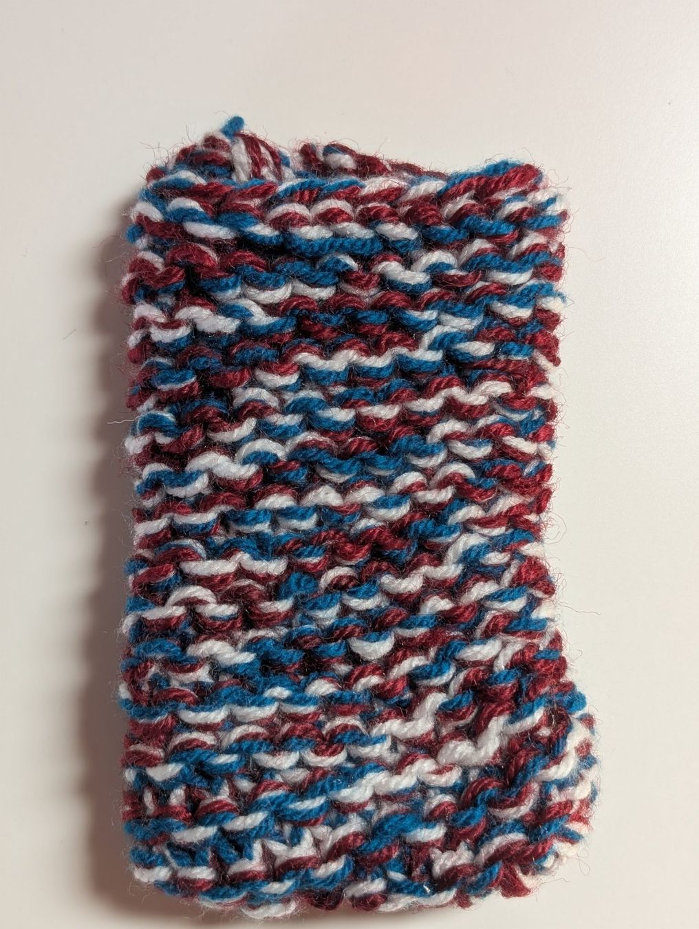 Cover & Protezioni schermo: Handgestrickte Handy-Socke/Handytasche bunt – Nuovo (secondo la descrizione) da Dietwil venduto da Swissgirl2012
