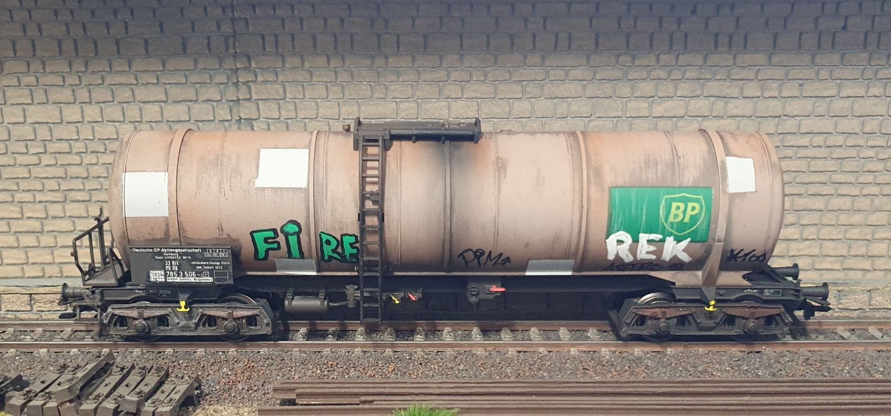 Märklin Modellini di ferrovie: WAGON CITERNE BP, DB, MARKLIN, PATINE + GRAFFITIS – Usato da Loveresse venduto da FIFILOULOU 1