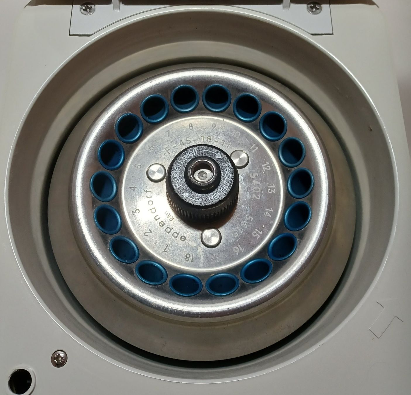 Accessori da laboratorio: Eppendorf 5415 C – Usato da Niederdorf venduto da LeptonAG_Labor 2