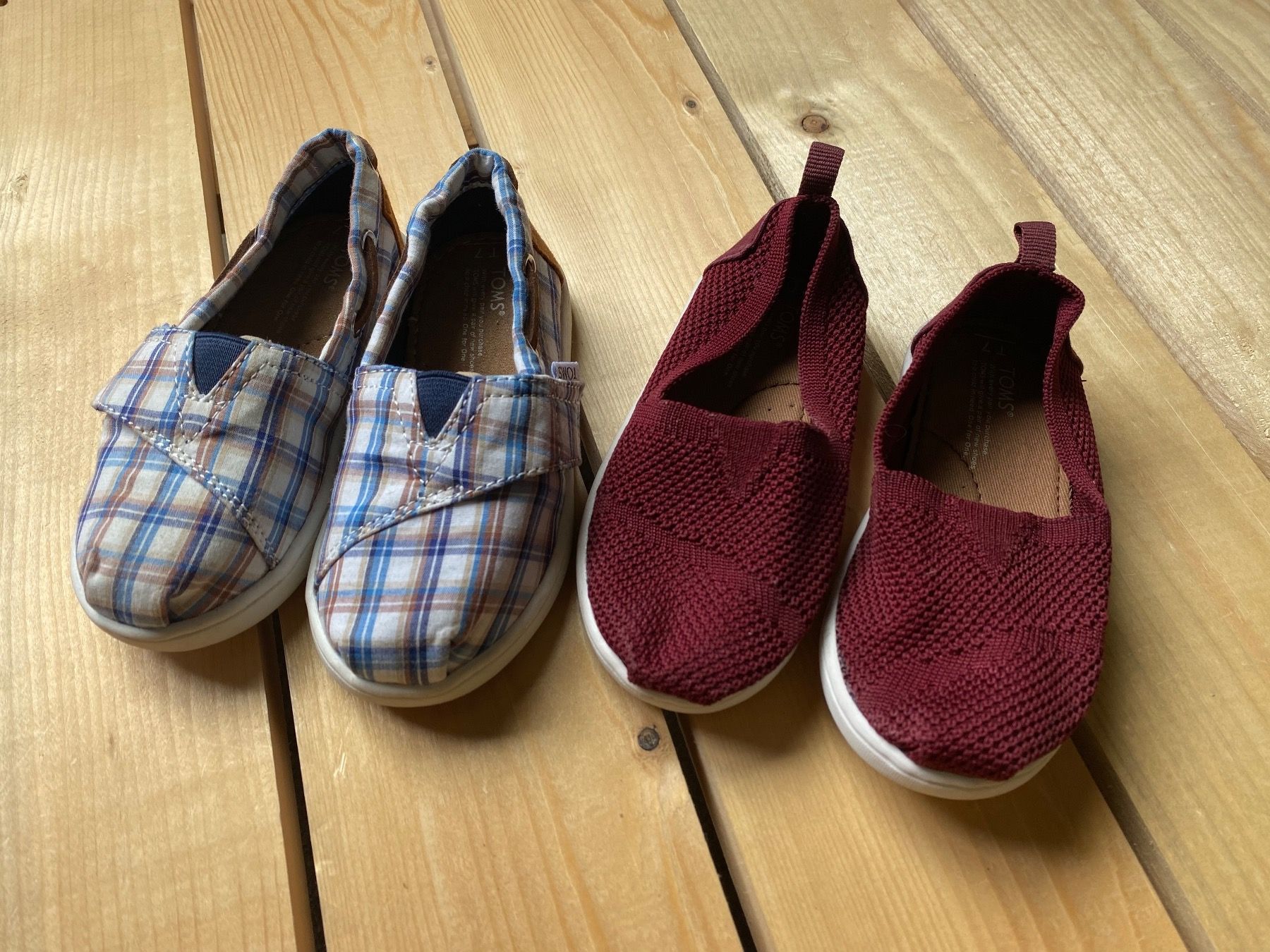 Toms Scarpe per ragazzi: Toms Enfants Taille 23.5 2 pack – Nuovo e nell'imballaggio originale da Orbe venduto da D-stockFactory-Orbe