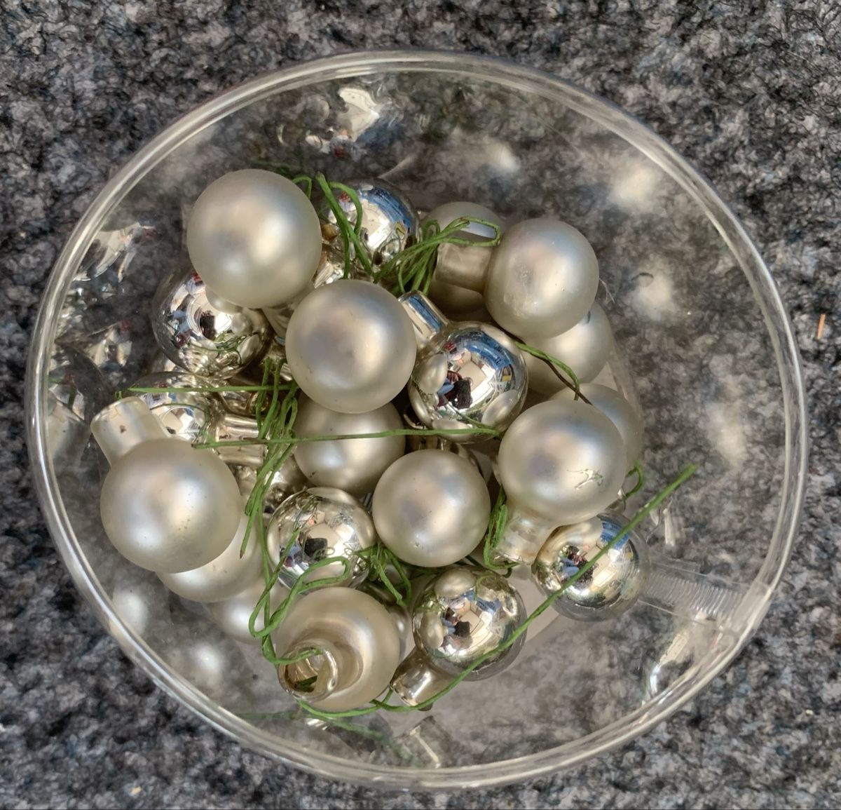 Alle Dekorationen: Weihnachtskugeln Silber klein – Gebraucht aus Zürich von bopeja