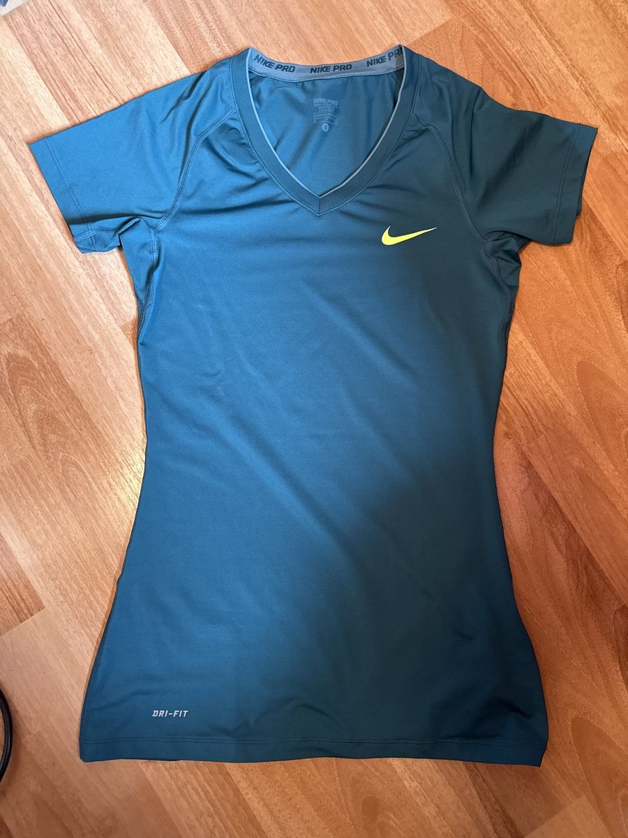 Nike T-shirt: Nike Pro T-Shirt Gr. S – Usato da St. Gallen venduto da mai_gd7k