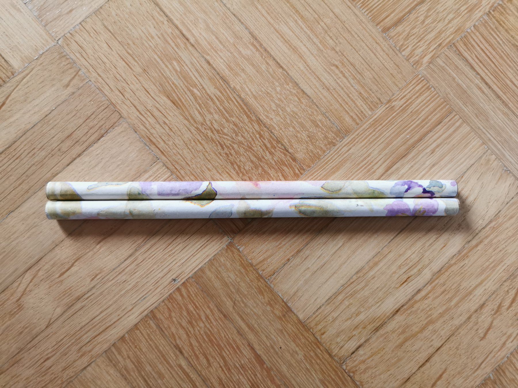 Matite, matite colorate & gessi: 2 Bleistifte Blumenmuster (neu) – Nuovo (secondo la descrizione) da Stäfa venduto da flamingo_17