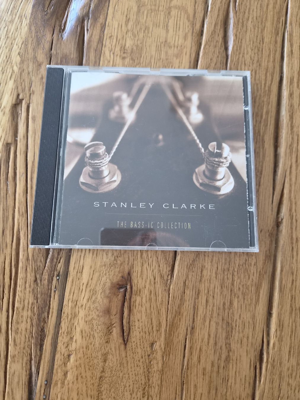 CD: STANLEY CLARKE THE BASS IC COLLECTION CD – Usato da Zofingen venduto da Tinpan