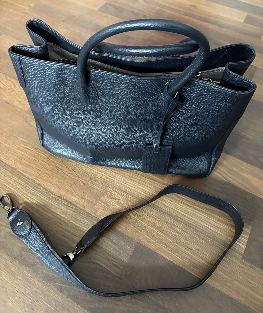 Taschen: Pack Easy Ledertasche Loris, schwarz mit Schultergurt – Gebraucht aus Baden von est_92cz 2