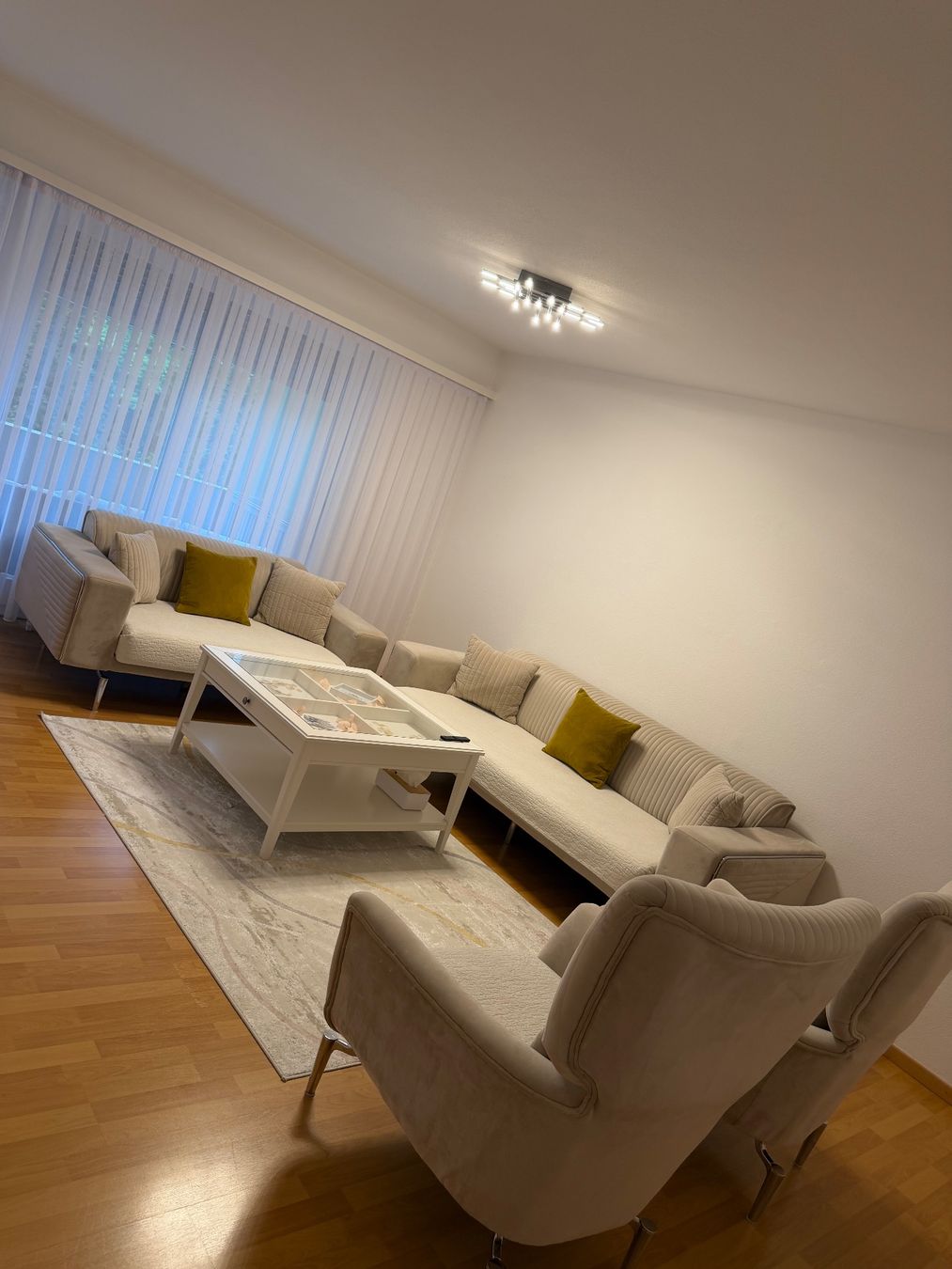 Sofas: Sofa mit 2 Sessel, inkl. Tisch & Teppich – Gebraucht aus Trimbach von erm_nf7v 1