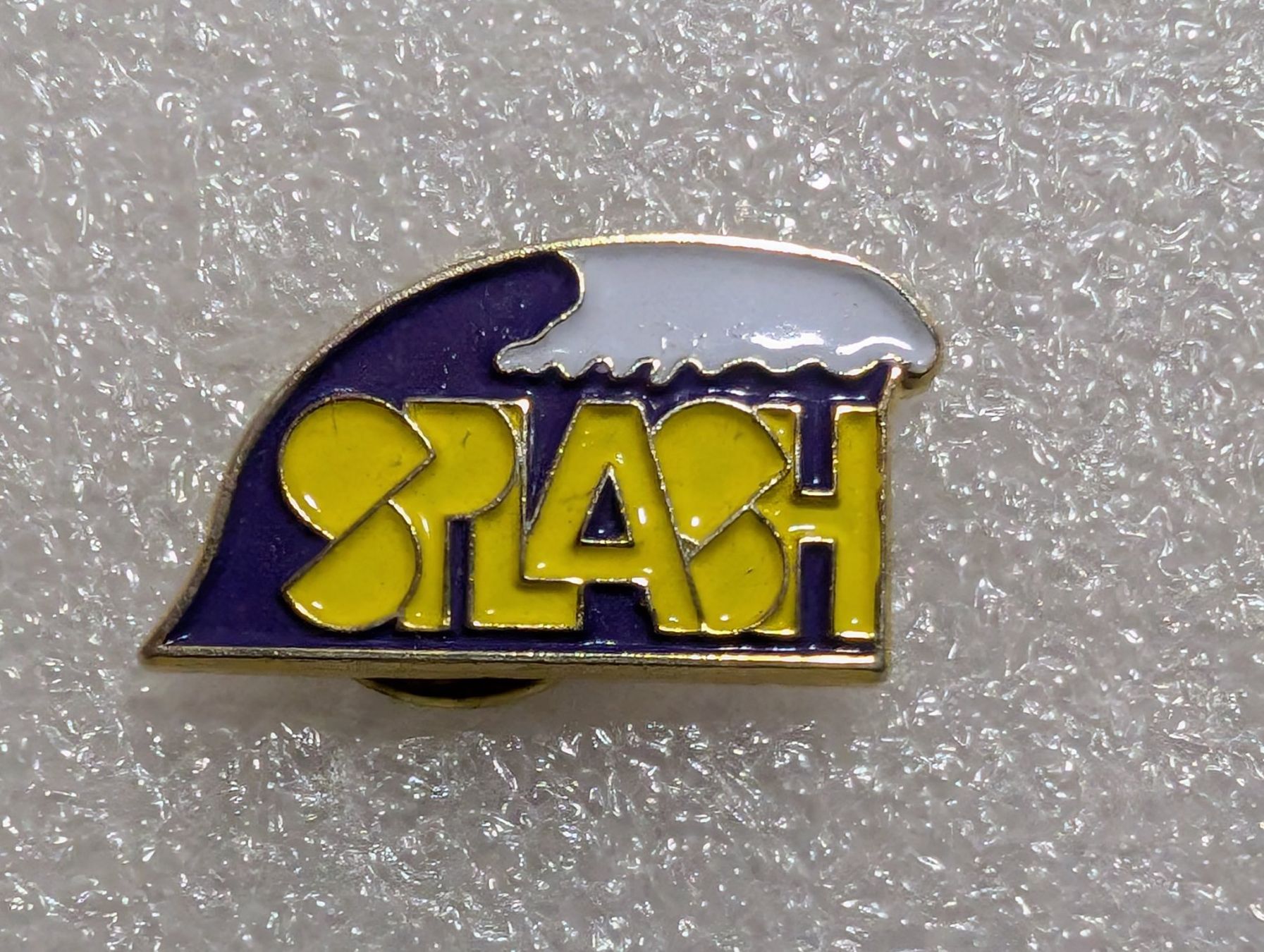 Plaketten & Abzeichen: Ansteckpin 238: Splash – Gebraucht aus Oppligen von Pin-Fall-Shop