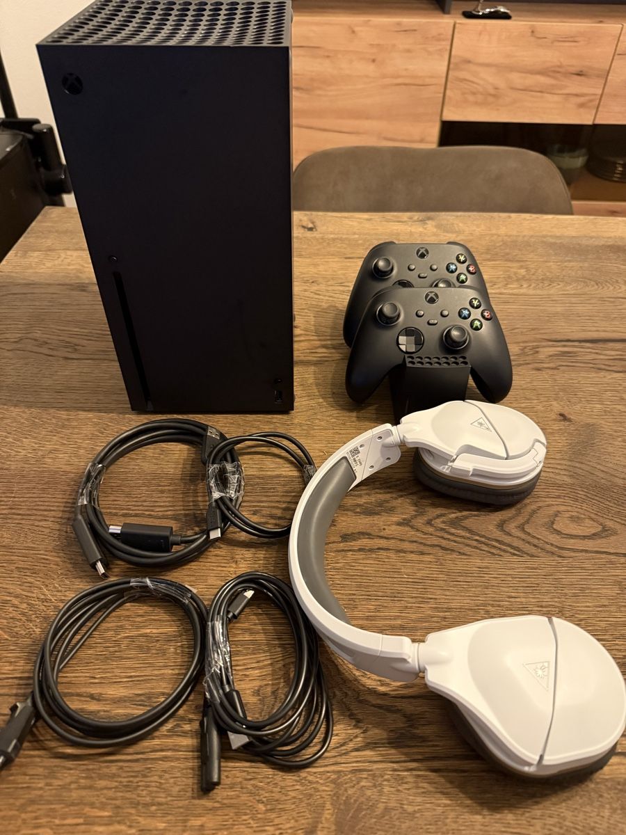 Microsoft Consoles: Xbox Series X 2x Controller + Ladestation + Headset  – D'occasion à Aadorf par Apoly