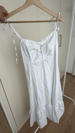 Robe d'été blanche légère, parfaite pour les journées chaude