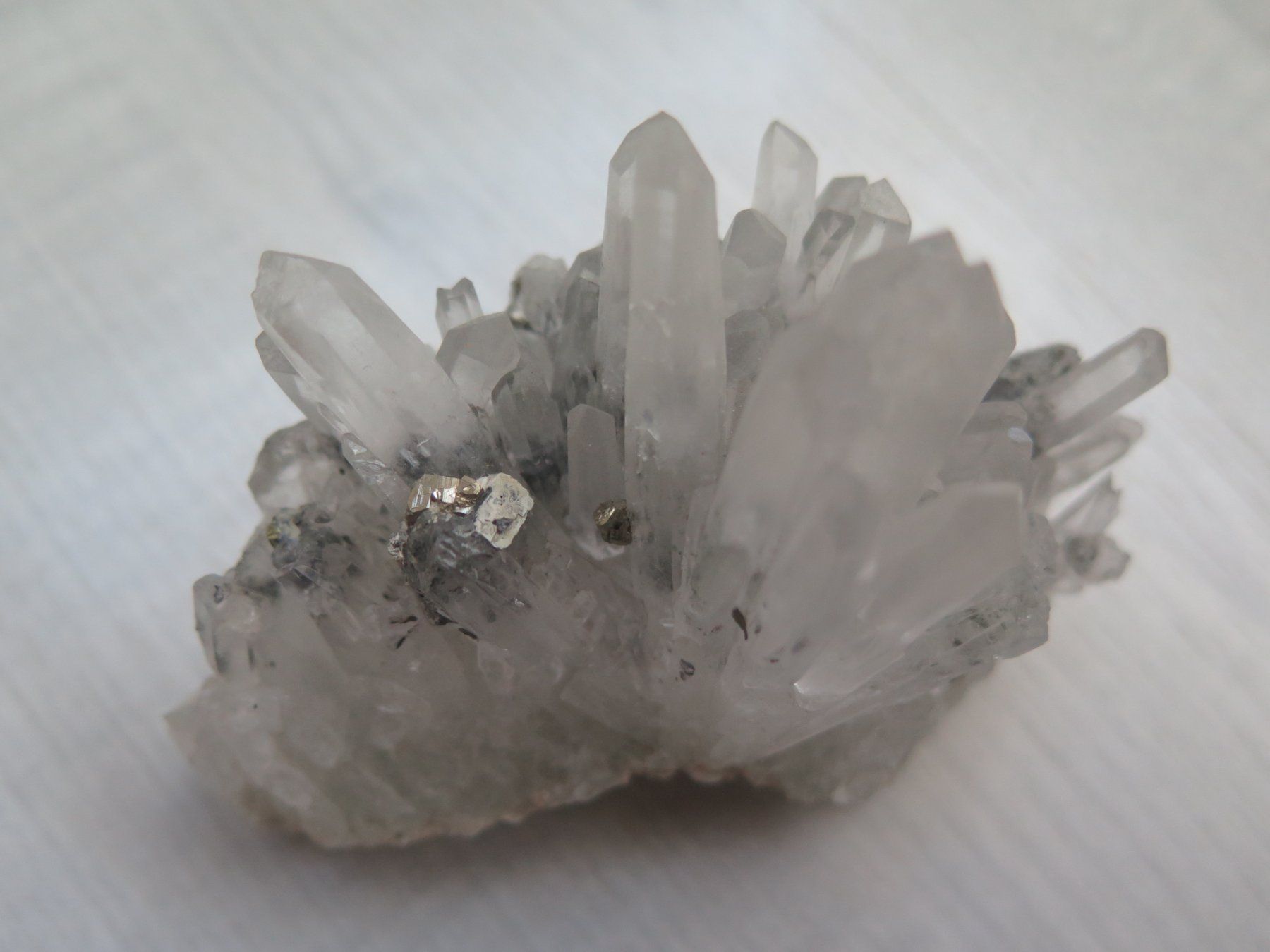 Minerali & Pietre curative: Bergkristall mit Sulfiden und Pyrit – Usato da Schaffhausen venduto da Yamakana51L8736OQ8 2