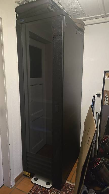 IBM Racks & Cavalletti: IBM Serverschrank Rack – Usato da Kerzers venduto da Mxrtivl 1