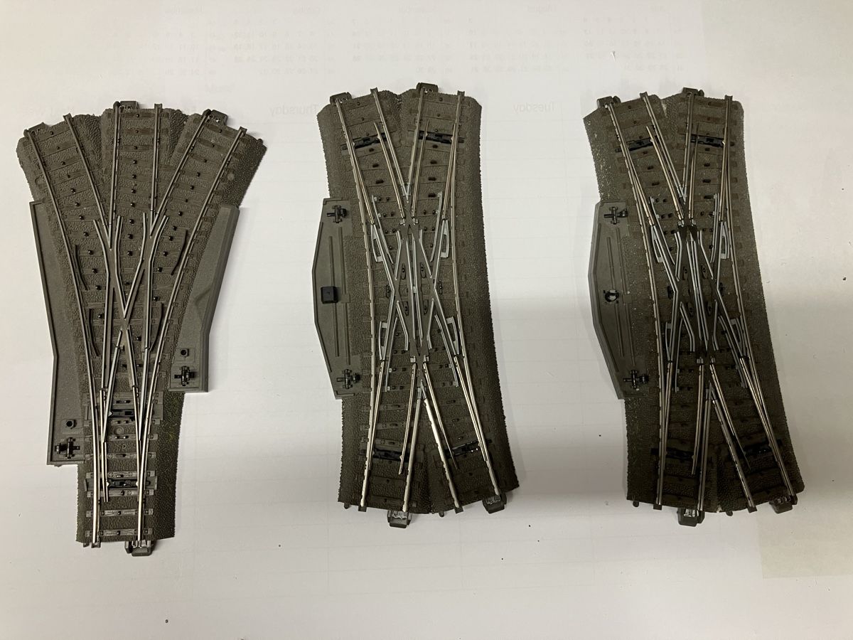 Märklin Modellini di ferrovie: Märklin C Geleise 3 Stk Weichen inkl. Motor und Decoder – Usato da Schönenwerd venduto da Lichi