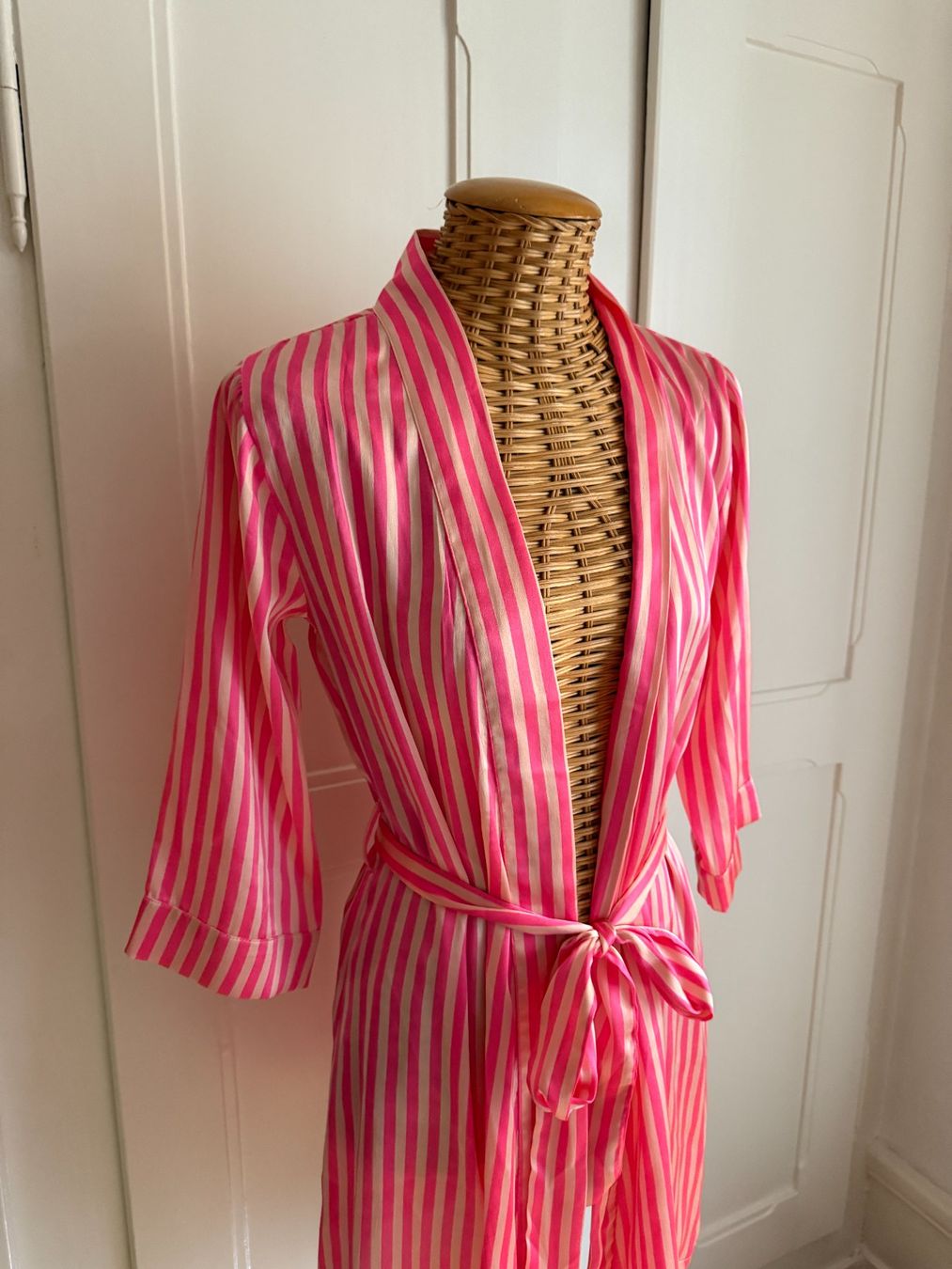 Accappatoi: Satin Morgenmantel pink gestreift "Bride's Squad" S – Usato da Zürich venduto da Diazaio 1