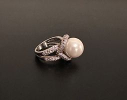Modeschmuck Ring mit 12 mm Perle und weissen Steinen