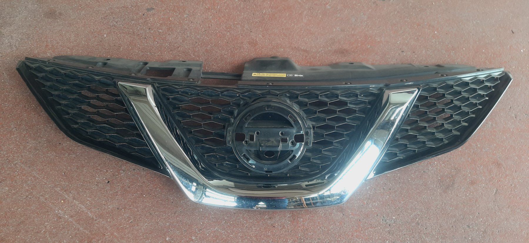 Nissan Tutti pezzi di ricambio auto: Nissan Qashqai  Kühlergitter – Usato da Muri AG venduto da Rimp056