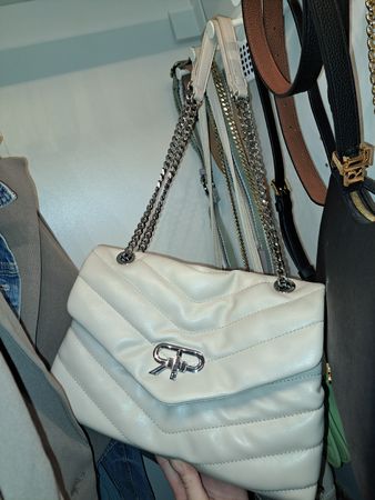 Stylische Handtasche beige mit silberner Schliesse