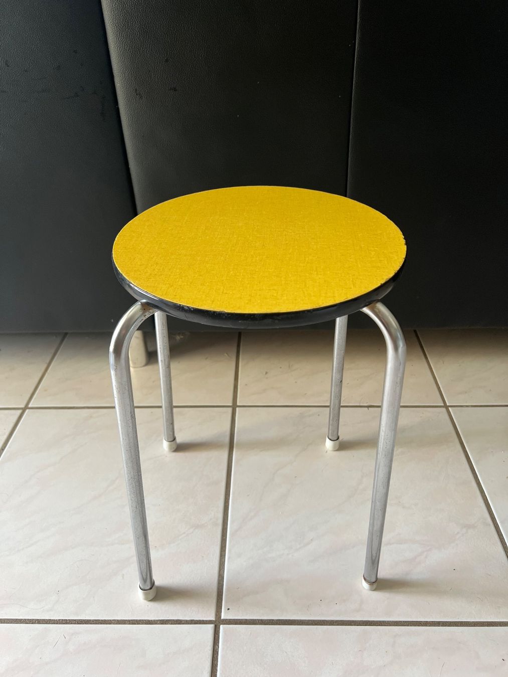 Hocker: Vintage Hocker, Chromgestell, gelbe Sitzfläche – Gebraucht aus Hunzenschwil von Madachica 2