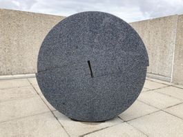 Gottfried HONEGGER Skulptur Granit, D 90cm, 1991