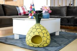 Handgefertigte Katzenhöhle in Ananas-Form aus Wollfilz