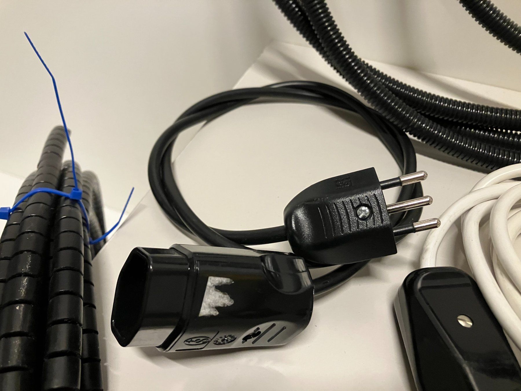 Cavi: Post. div. Elektromaterial und Zubehör ab 1.- – Usato da Lichtensteig venduto da Buy24International 4