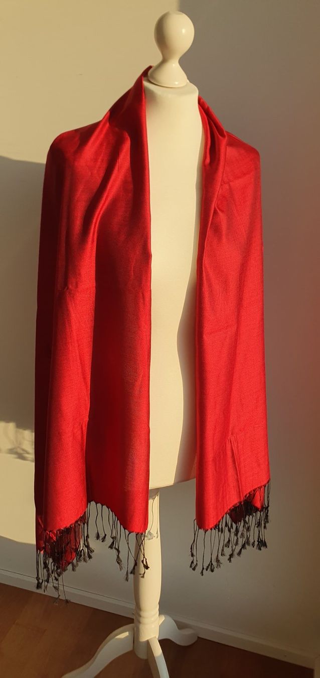 Foulard & Sciarpe: Schal bordeauxrot silk-touch Neu 165x67cm – Nuovo e nell'imballaggio originale da Stansstad venduto da InStyle8 5