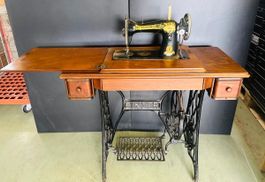 Singer-Nähmaschine mit Tisch und Fußpedal