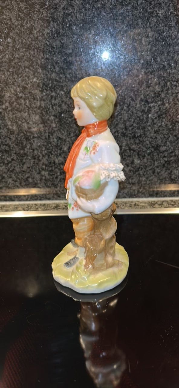 Statuette: Porzellan Figur Junger Mann mit Korb / H17 cm – Usato da Arbedo venduto da nadia1973 1