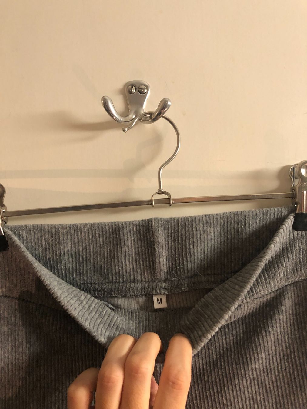 Pantaloni: Stoffhose // Flared // Grau // Manchester – Usato da Zürich venduto da aurelia_nater 1