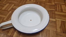 Bettpfanne Emaille weiss blau Rand mit Abplatzer,,Loch