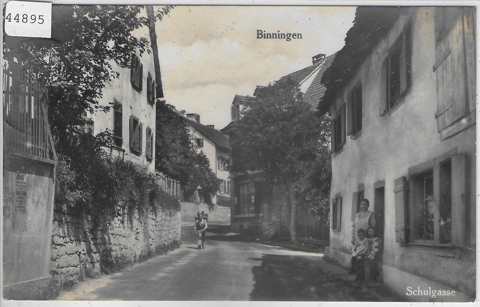 Cartoline postali: Binningen - Schulgasse - animee belebt – Usato da Ettingen venduto da Kartenplanet